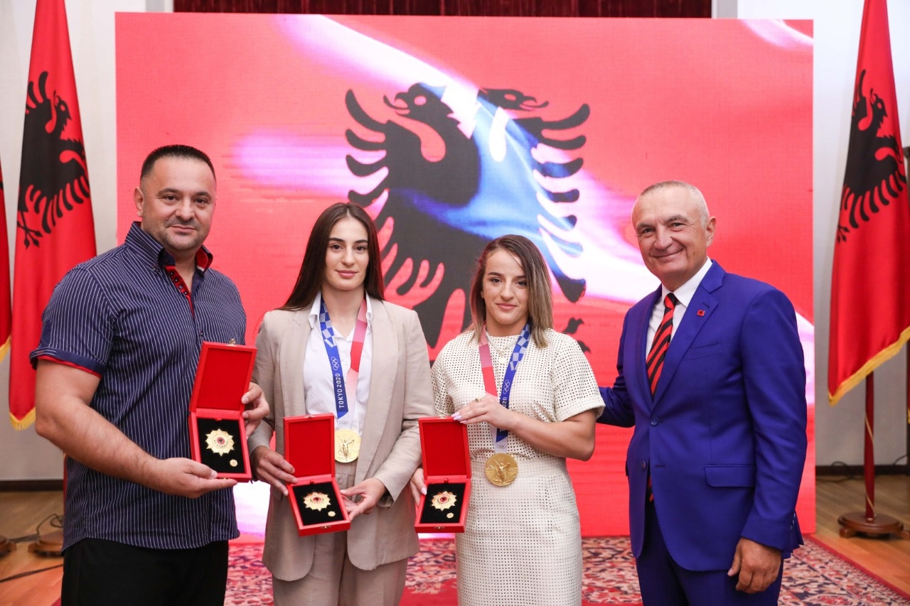 Presidenti Meta dekoron me medaljen “Nder i kombit” xhudistet kosovare