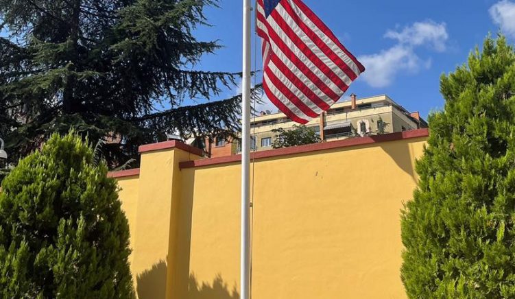 Ambasada amerikane mban zi për viktimat e sulmeve kamikaze në Afganistan