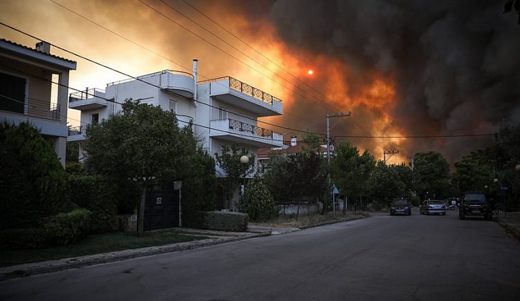 Evakuohet nga zjarri një lagje e Athinës