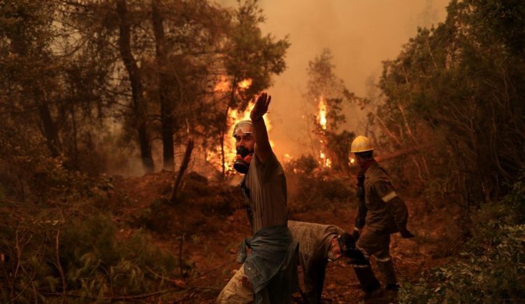 Kryeministri grek kërkon falje për mangësitë në luftën për fikjen e zjarreve