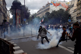 Policia franceze dhe protestuesit anti-vaksinë përplasen në Paris