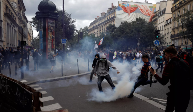 Policia franceze dhe protestuesit anti-vaksinë përplasen në Paris