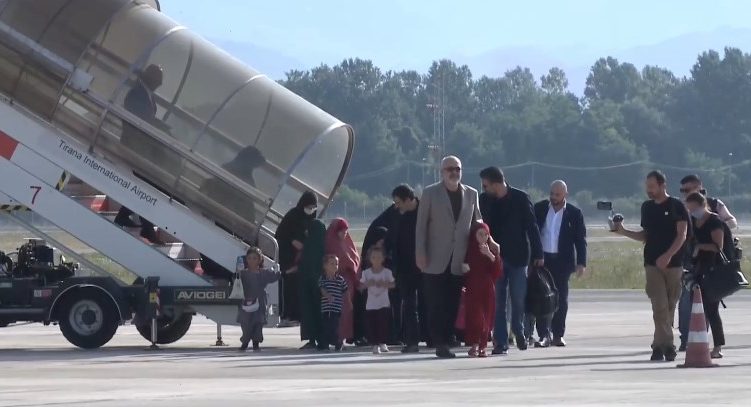 19 shqiptarë riatdhesohen nga kampi në Siri