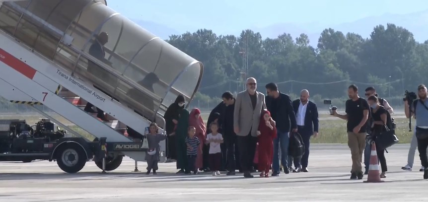 19 shqiptarë riatdhesohen nga kampi në Siri