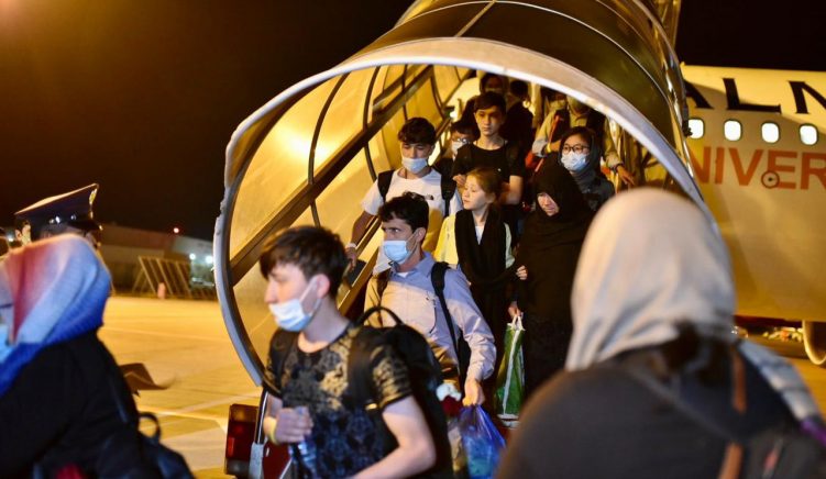 Mbërrijnë 149 refugjatë afganë në Maqedoninë e Veriut