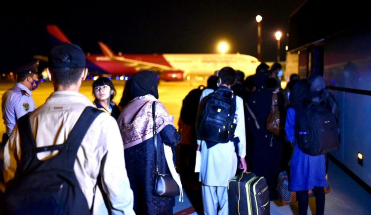 Mbërrijnë 150 afganë të tjerë në Rinas
