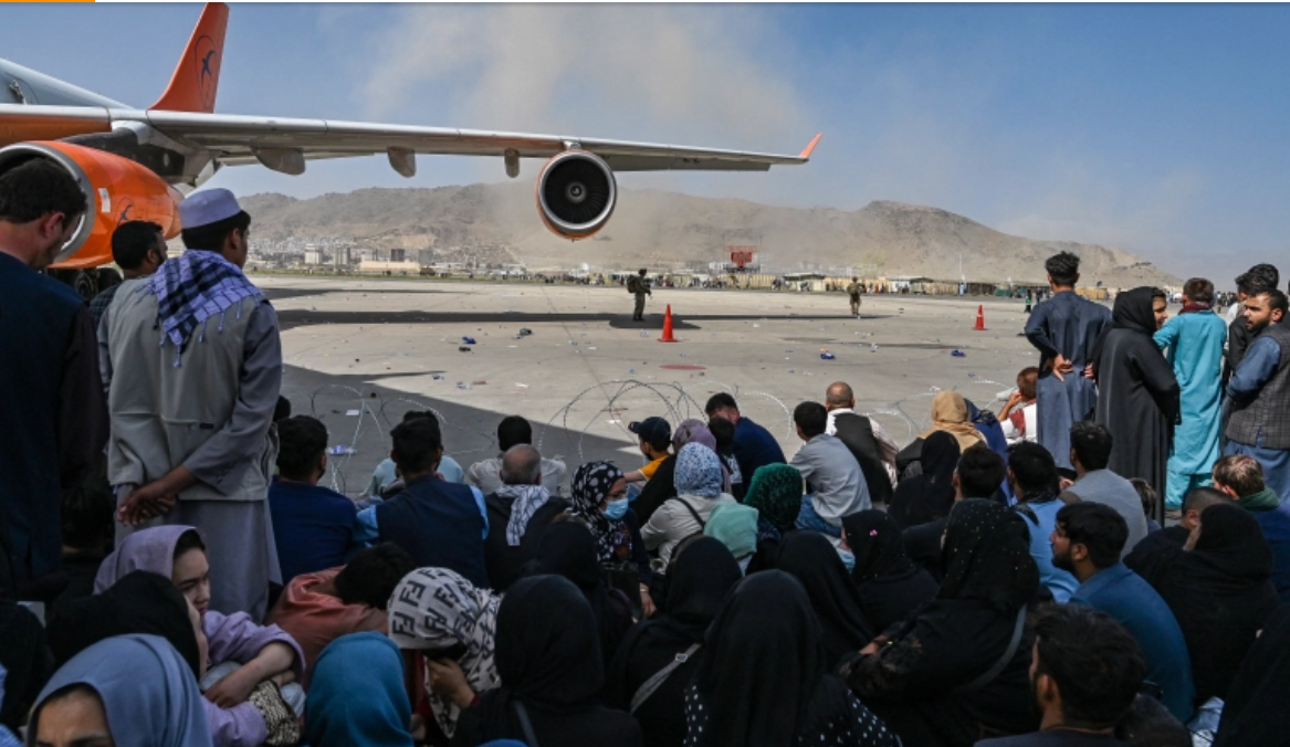 Mbi 10 mijë persona presin të evakuohen nga aeroporti i Kabulit