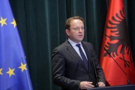 Pesë muaj më vonë: Qeveria shqiptare “dha shenja” se nuk do të miratojë paketën “anti-shpifje”