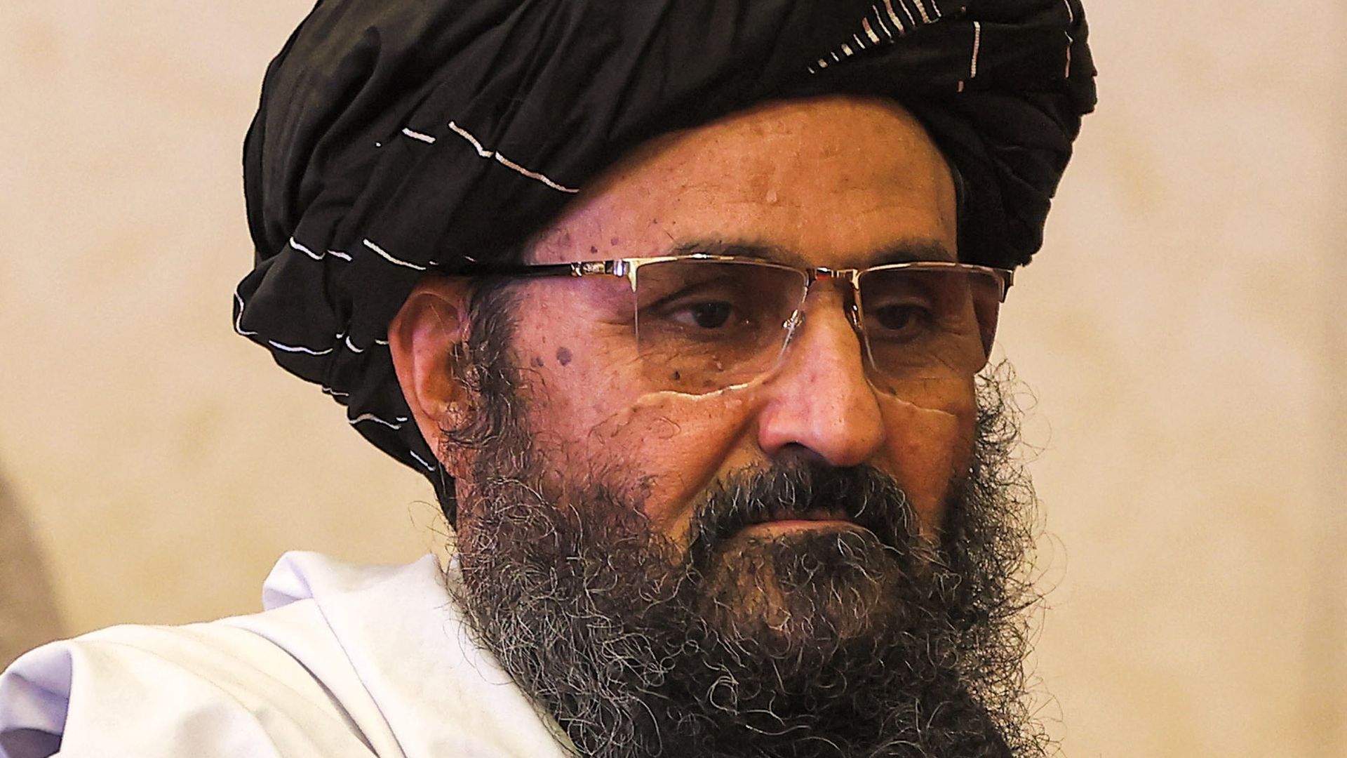 Drejtuesi politik i talebanëve kthehet në Afganistan pas 20 viteve