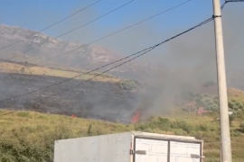 Vatër zjarri në Radhimë, rrezikohen banesa dhe një pikë karburanti