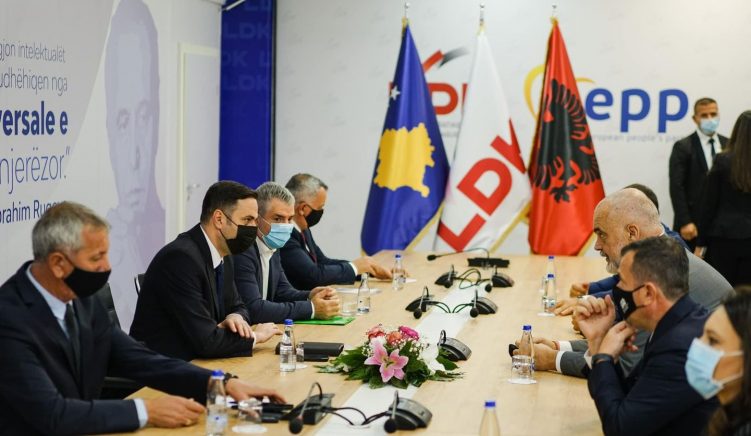 Rama takime me krerët e opozitës në Kosovë, bisedohet për situatën në veri