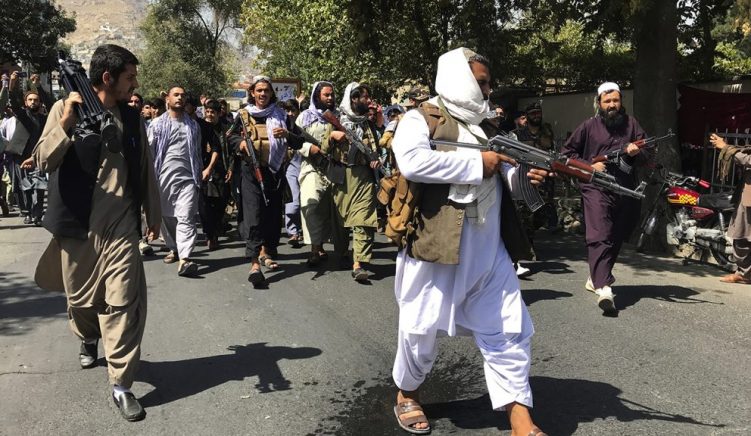 Talibanët vrasin 4 persona dhe i varin në mes të qytetit