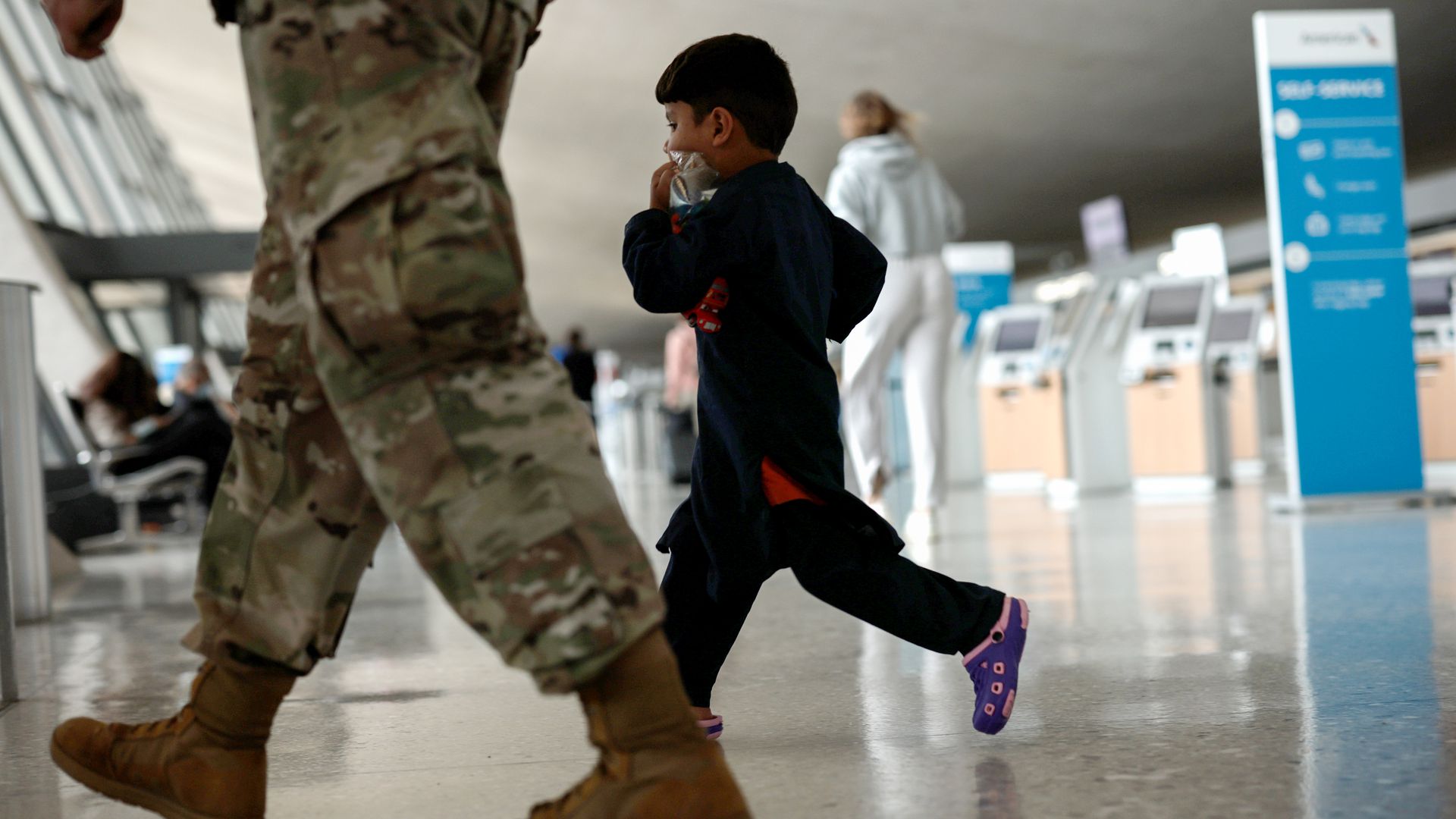 BE e frikësuar se SHBA-të mund të mos i marrin afganët e evakuuar