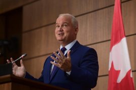 Kreu i opozitës në Kanada përpara në sondazhe por rrezikohet nga ligji për armët