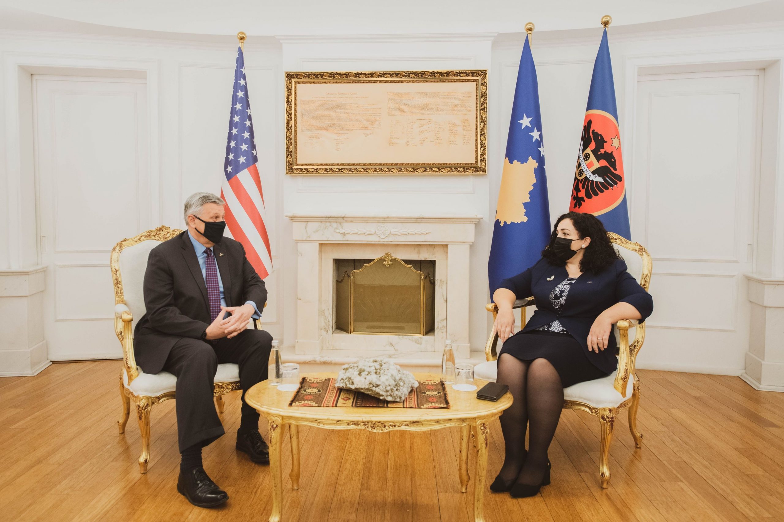 Presidentja e Kosovës dekoron ambasadorin e SHBA-ve Kosnett