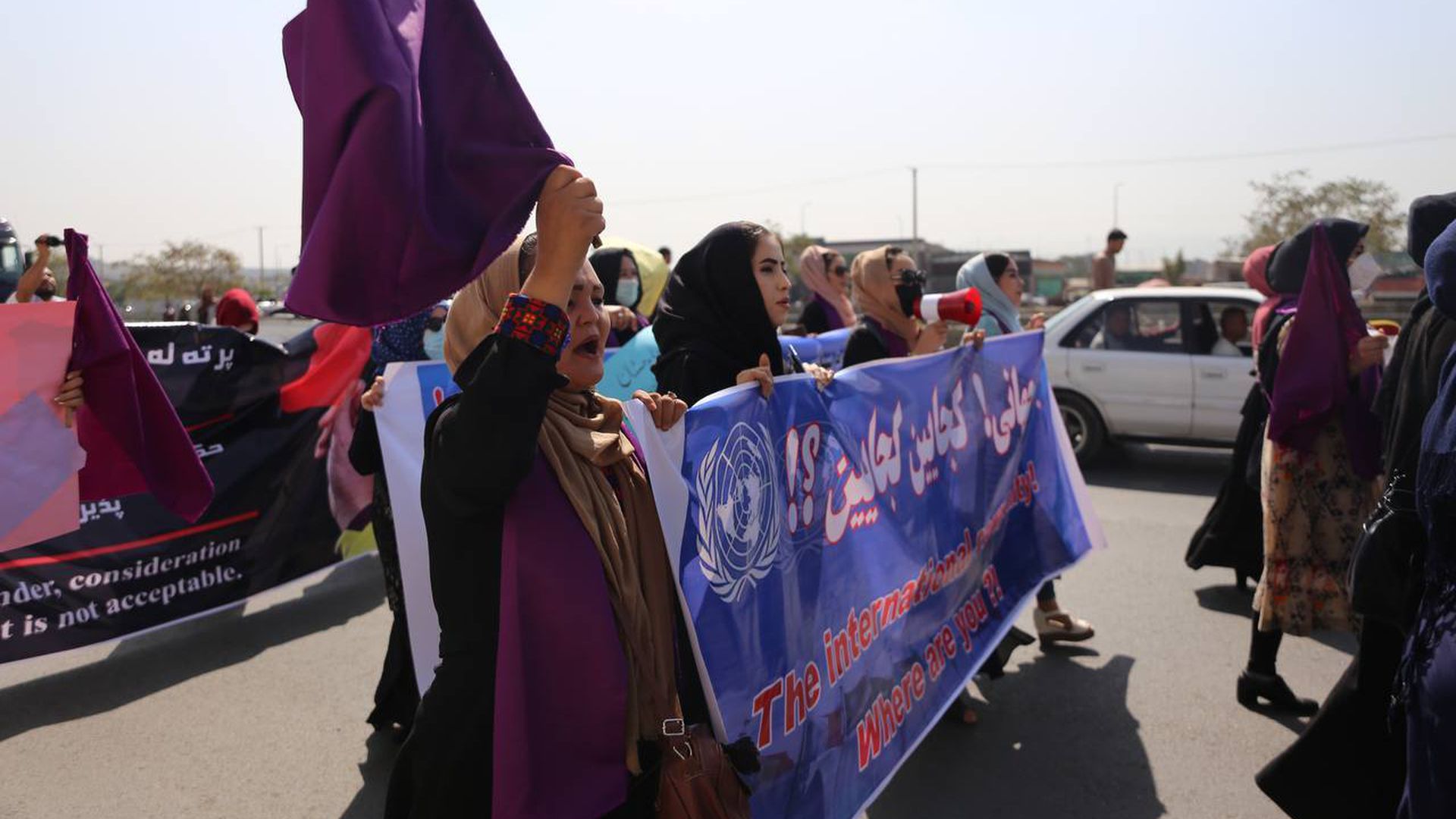 Talibanët shpërndajnë me armë protestën e grave në Kabul