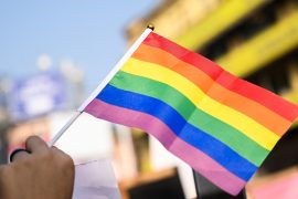 Shqiptarët e refuzojnë ende komunitetin LGBTI+ në nivele të larta
